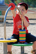 sfeerfoto met een jongetje wat met het Europlay Speelpaneel Telraam Boog aan het spelen is