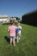 sfeerfoto van 2 kindjes die aan het spelen zijn met het Europlay Speelpaneel Draaischijfjes