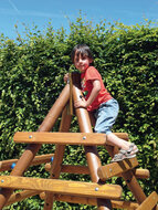 sfeerfoto van een jongetje op de bovenkant van de europlay klimpiramide
