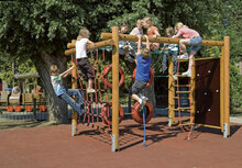 sfeerfoto van het Europlay Klimtoestel Lignet waar kinderen op aan het spelen zijn