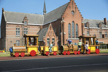 sfeerfoto van de Europlay Speeltrein Eetwagon waar kinderen op spelen