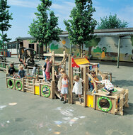 sfeerfoto van de Europlay Speeltoestel Truck waar kinderen op aan het spelen zijn