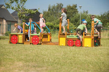 sfeerfoto van de Europlay Speeltoestel Aanhangwagen waar kinderen op aan het spelen zijn 