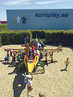 sfeerfoto van de bovenzijde van de Europlay Straaljager Tornado waar kinderen op aan het spelen zijn