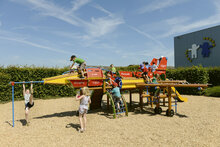 sfeerfoto van de Europlay Straaljager Tornado waar kinderen op aan het spelen zijn