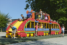 sfeerfoto van de Europlay Speeltrein Express die op een schoolplein staat
