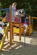 sfeerfoto van het Europlay Aanbouwelement Lage glijstang waar kinderen op spelen