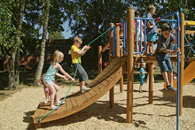 sfeerfoto van de klimboog van het Europlay Speeltoren Indianendorp waar kinderen op aan het spelen zijn