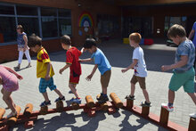 sfeerfoto van de Europlay Evenwichtsbalk Springpaaltjes waar kinderen op aan het spelen zijn