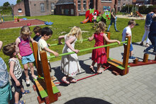 sfeerfoto van de linkerzijkant van de EEuroplay Evenwichtstouw Apenbrug waar kinderen op aan het spelen zijn