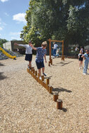 sfeerfoto van de voorkant van het Europlay Evenwichtsbalk Asterix waar kinderen op aan het spelen zijn