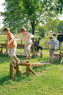 sfeerfoto van het Europlay Avonturenpad Wiebelbrug waar kinderen op aan het spelen zijn