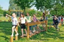 sfeerfoto van kinderen die aan het balanceren en spelen zijn op het Europlay Houten Evenwichtsparcours C