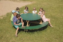 sfeerfoto van de Europlay Kunststof Picknicktafel waarop kinderen zitten