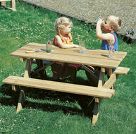 sfeerfoto van de Europlay kleuterpicknicktafel 90 cm waarop 2 kindjes zitten