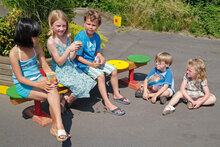 sfeerfoto van de Europlay Sprookjesbank recht - 5 zittingen waar kinderen op zitten