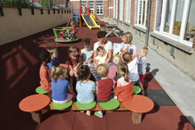 sfeerfoto van kinderen die zitten op de Europlay Sprookjeshoek - 24 zittingen op het schoolplein