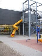 sfeerfoto van een Kunststof spiraalglijbaan Openbaar Gebruik platformhoogte 320 cmm