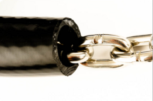 detailfoto van de Rubberen sleeve - met texielinleg - voor schommelketting om de ketting heen