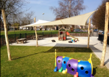 Schaduwdoek zand met robinia palen