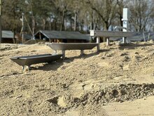 watertoestel in zand op speelplaats