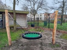 schommel robinia hout met nestschommel paal