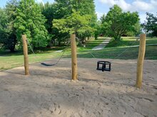 schommel met tussen palen robinia hout