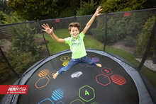 sfeerfoto van berg levels trampoline grijs