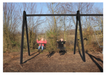 Stalen Schommel 2 Haken Openbaar met Schommelzitje *Zwart geverfd** sfeerfoto