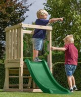 2 spelende kinderen op de Houten peuter speeltoren Mari Small