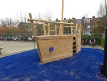 Robinia speelschip met achtersteven