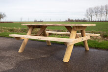 zijkant van robinia picknicktafel