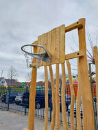 basketbalnet verzinkt met netje op robinia hout