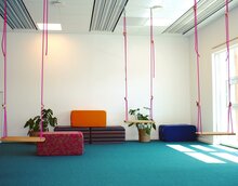 overzicht kantoor met schommelzitjes met roze touwen