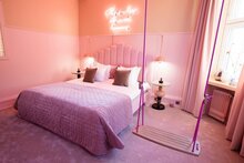 slaapkamer met lillagunga schommelzit met roze touwen