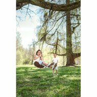 Kinderen spelen met Lillagunga Disco *Outdoor* gemaakt van walnoothout met zwart BR touw