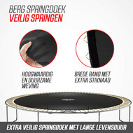 Op een Berg springmat is het veilig springen