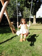 kind schommelt op Eco-Play Kleine Robinia Schommel