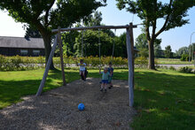 Kinderen schommelen op Eco-Play Schommel in Robinia
