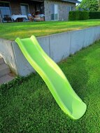 Sfeerfoto aanbouwglijbaan kunststof groen glijbaan 90 cm