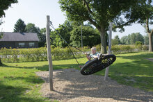 kind zit in Eco-Play Hangmatschommel - RO171