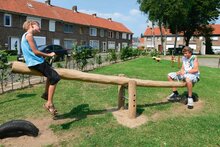 twee kinderen op een Eco-Play 2-persoonswip Openbaar
