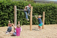 kinderen swingen aan Eco-Play Duikelrek met 2 rekstokken Openbaar