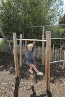 kind hangt aan Eco-Play Zeshoekig Duikelrek Openbaar