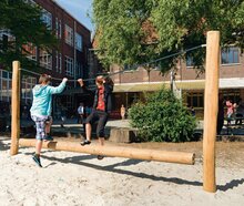 kinderen spelen op Eco-Play Pendelbalk Openbaar