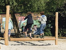 kinderen hangen aan Eco-Play Pendelbalk Openbaar