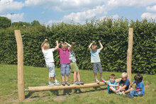 Meerdere kinderen tegelijk spelen met Eco-Play Pendelbalk Openbaar