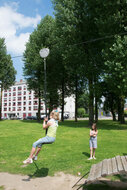 kind neemt rit opEco-Play Kabelbaan met 1 Platform Openbaar