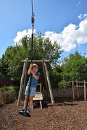 kind staat op Eco-Play Kabelbaan met 1 Platform Openbaar