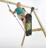 kind schommelt met Skateboard Staschommel Zwart met BR-touw Zwart